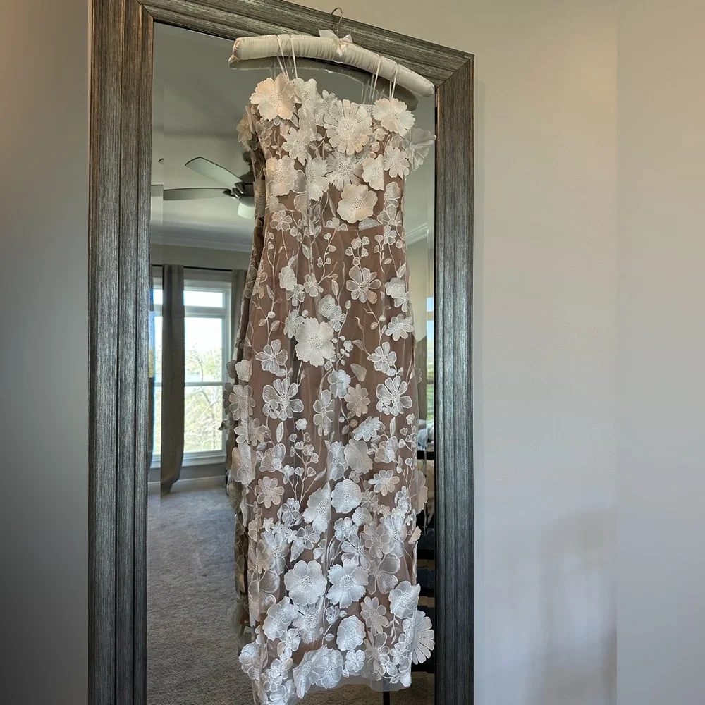 Elliatt Strapless White Floral Appliqué Dress - Picture 4 of 9